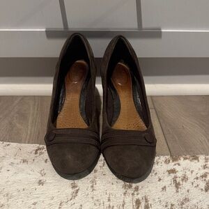 Clarks Dark Brown Suede Round-Toe Heels